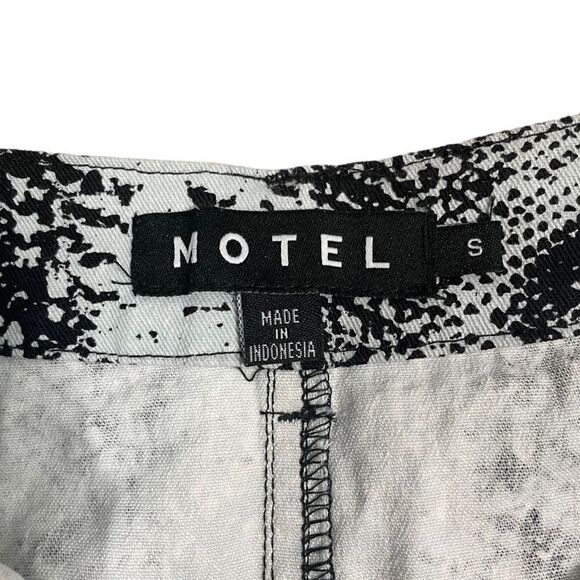 Urban Outfitters Motel Women’s Small Black Grey Snakeskin Print Mini Skirt - Picture 7 of 9